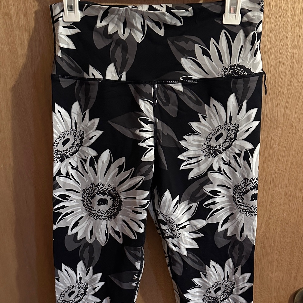 Aerie Black and White Floral Leggings